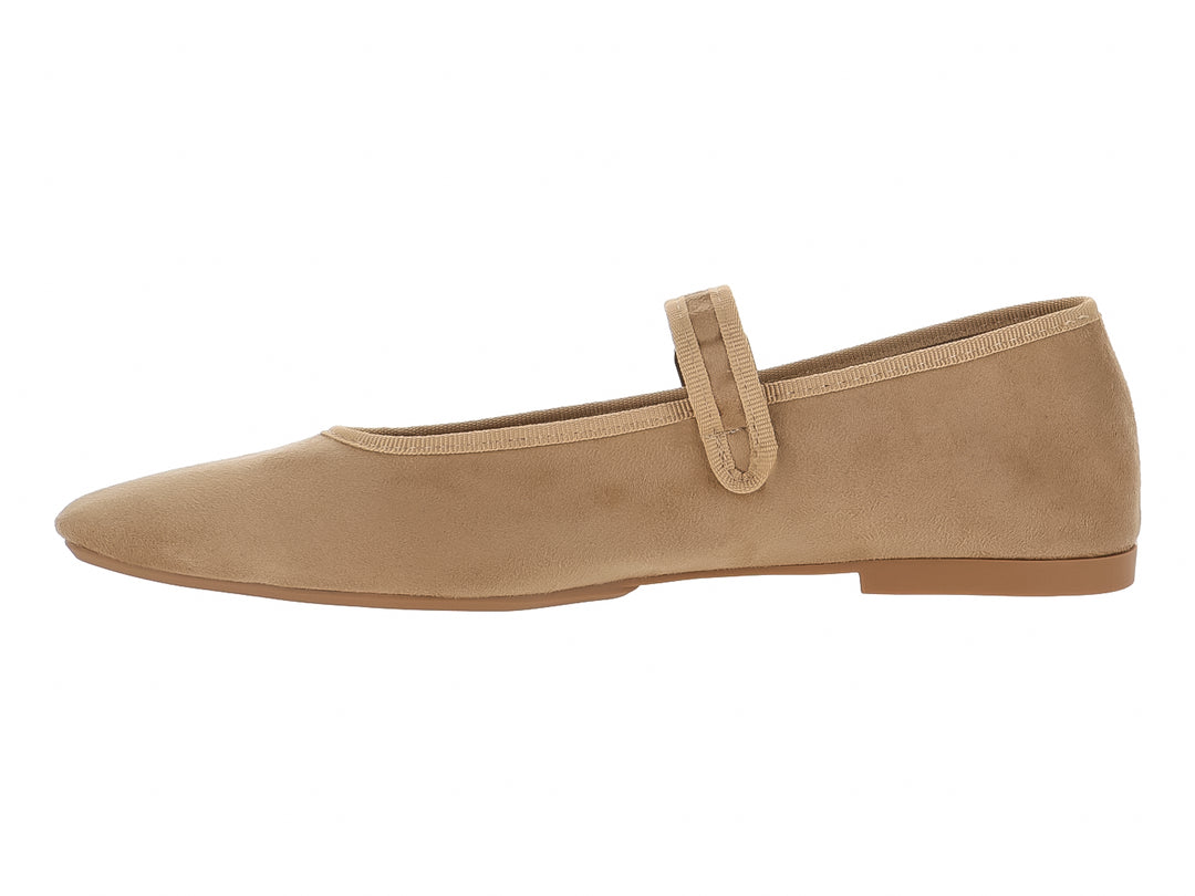 Zapato plano de gamuza color camel para mujer con correa y hebilla metálica.