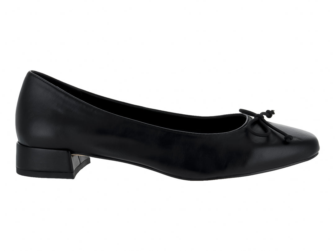 Zapato negro de tacón bajo con un pequeño moño decorativo en la parte frontal.