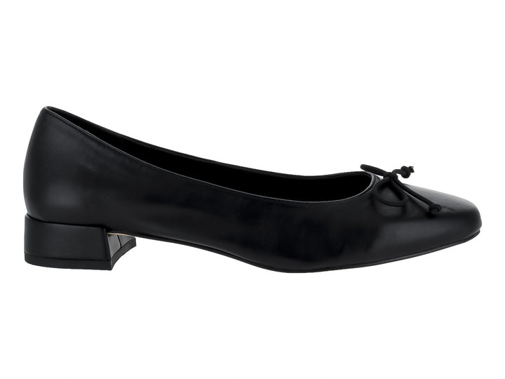 Zapato negro de tacón bajo con un pequeño moño decorativo en la parte frontal.