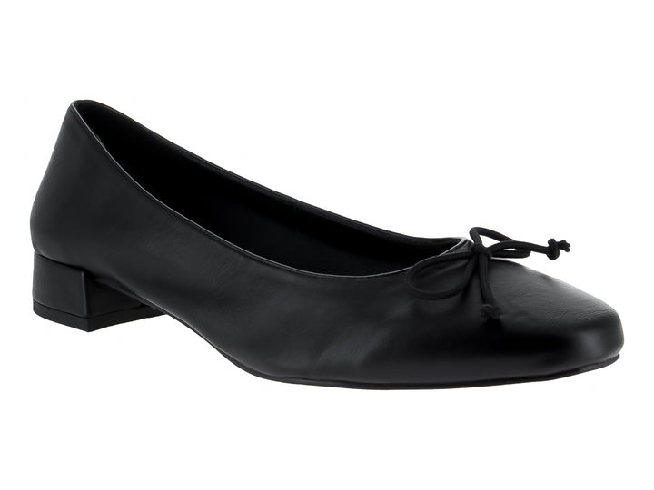 Zapato negro de tacón bajo con un pequeño moño decorativo en la parte frontal.