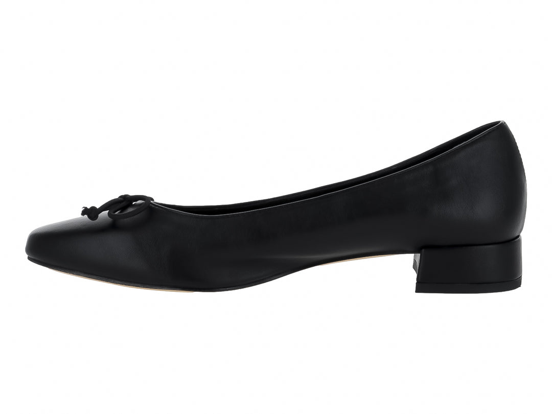 Zapato negro de tacón bajo con un pequeño moño decorativo en la parte frontal.