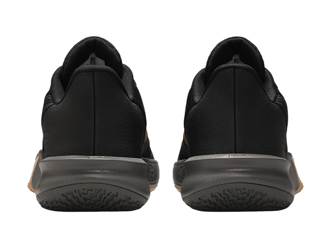 Tenis de baloncesto Nike Precision VII en color negro con detalles dorados y suela gris y beige.