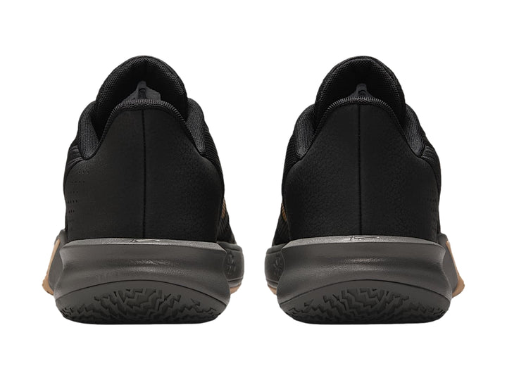 Tenis de baloncesto Nike Precision VII en color negro con detalles dorados y suela gris y beige.
