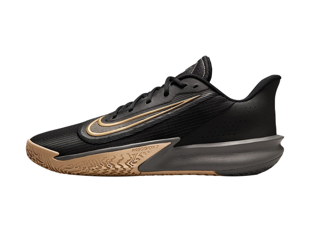Tenis de baloncesto Nike Precision VII en color negro con detalles dorados y suela gris y beige.