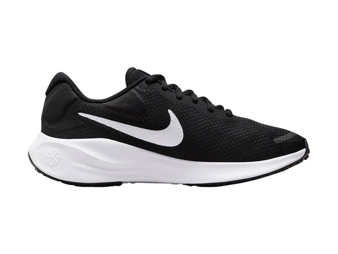 Tenis Nike Revolution 7 color negro con suela y logotipo blanco, vista lateral.
