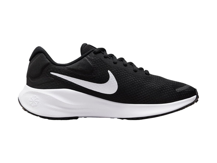 Tenis Nike Revolution 7 color negro con suela y logotipo blanco, vista lateral.