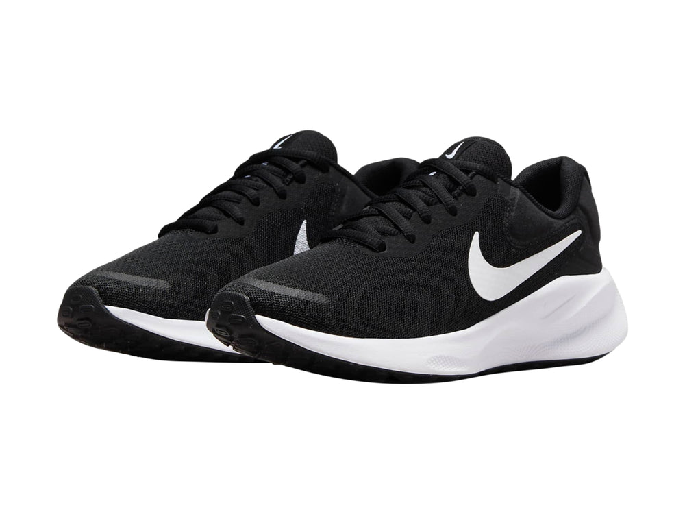 Tenis Nike Revolution 7 color negro con suela y logotipo blanco, vista lateral.