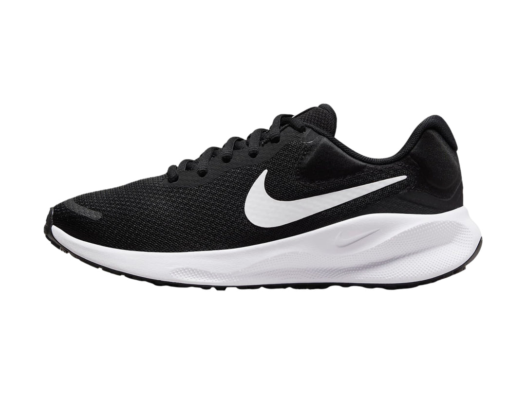 Tenis Nike Revolution 7 color negro con suela y logotipo blanco, vista lateral.