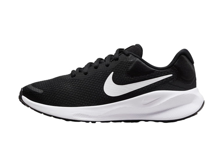 Tenis Nike Revolution 7 color negro con suela y logotipo blanco, vista lateral.