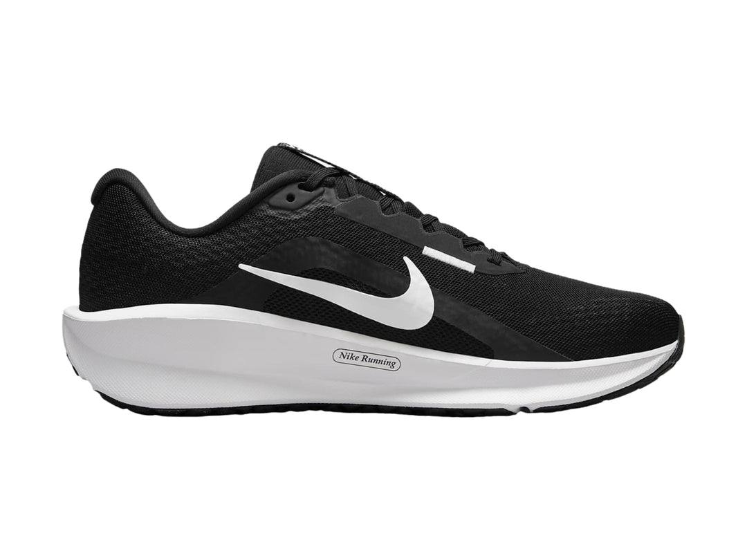 Tenis deportivos Nike Downshifter 13 color negro con suela blanca y logotipo Nike en blanco.