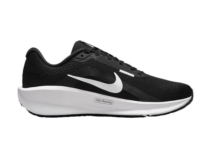 Tenis deportivos Nike Downshifter 13 color negro con suela blanca y logotipo Nike en blanco.