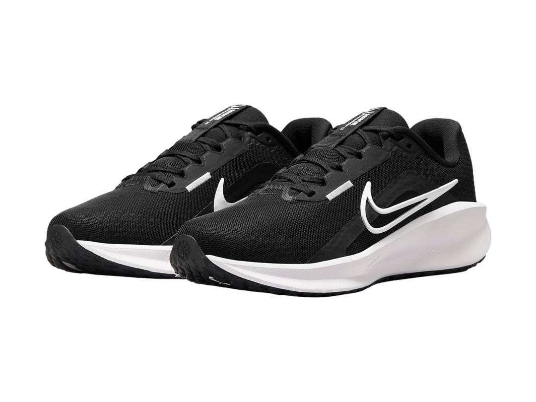 Tenis deportivos Nike Downshifter 13 color negro con suela blanca y logotipo Nike en blanco.