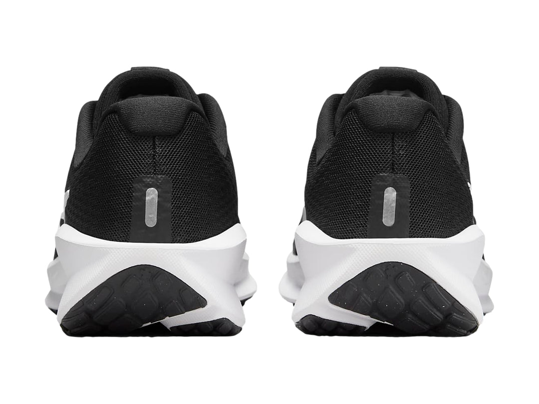 Tenis deportivos Nike Downshifter 13 color negro con suela blanca y logotipo Nike en blanco.