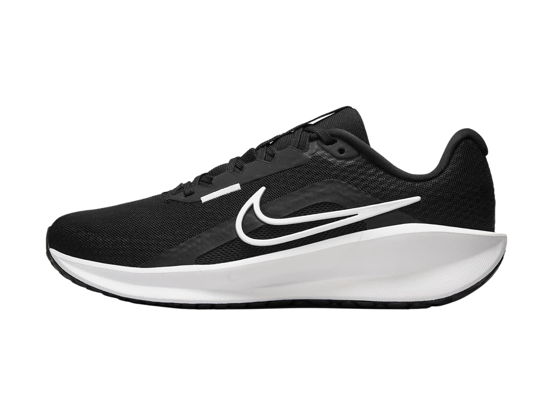 Tenis deportivos Nike Downshifter 13 color negro con suela blanca y logotipo Nike en blanco.
