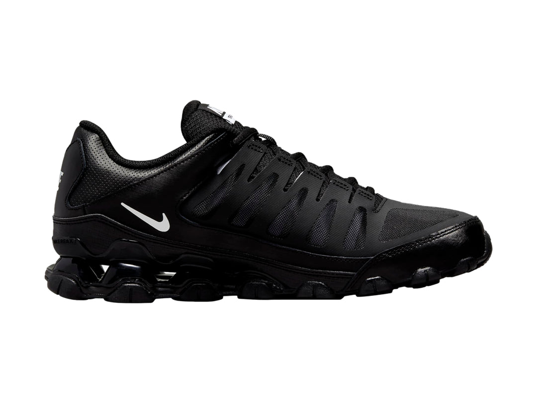 Tenis deportivos Nike Reax 8 TR en color negro con detalles blancos y suela amortiguada.