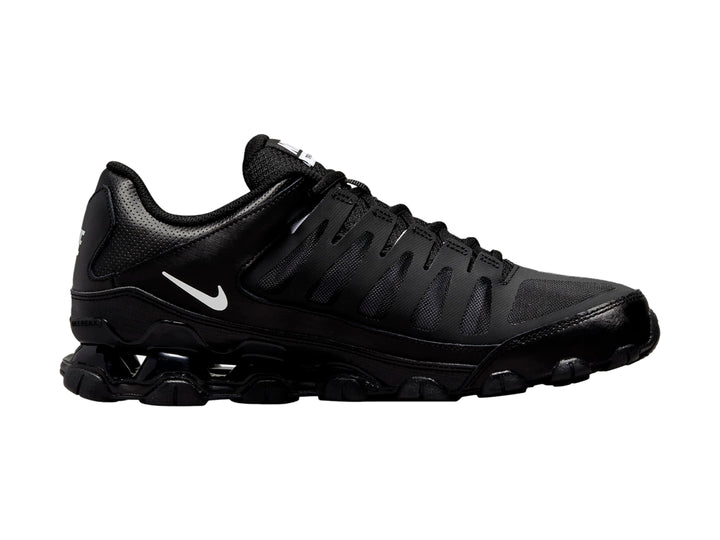 Tenis deportivos Nike Reax 8 TR en color negro con detalles blancos y suela amortiguada.