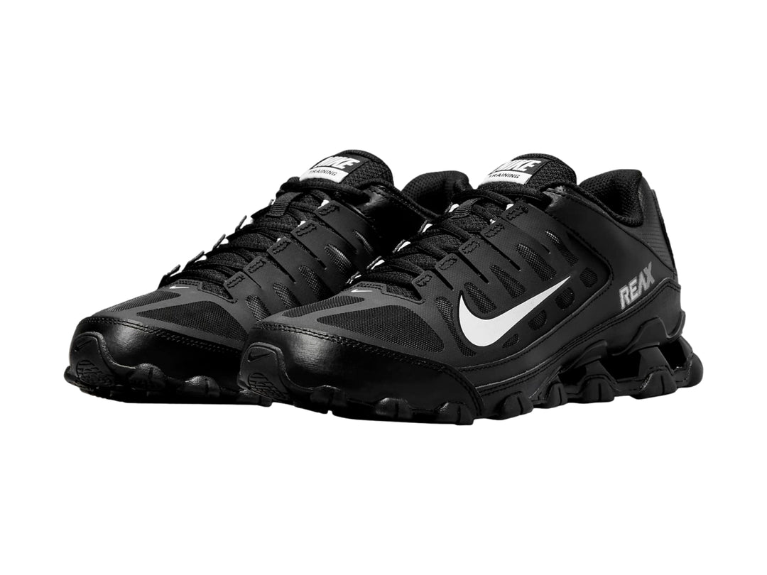 Tenis deportivos Nike Reax 8 TR en color negro con detalles blancos y suela amortiguada.