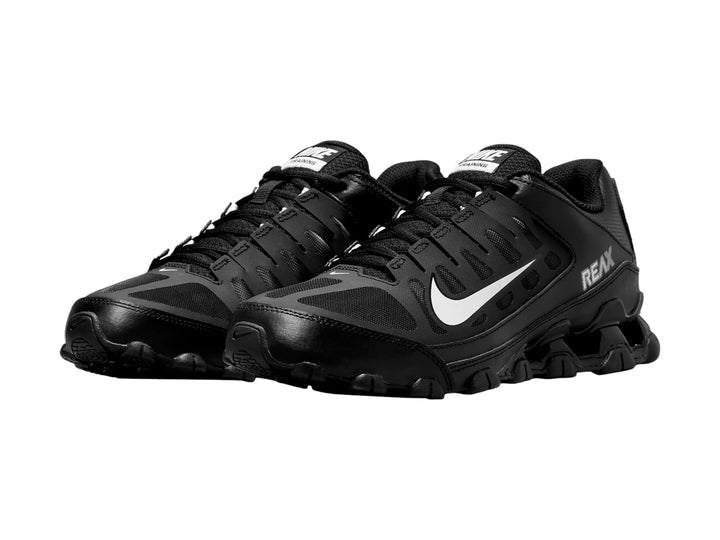 Tenis deportivos Nike Reax 8 TR en color negro con detalles blancos y suela amortiguada.