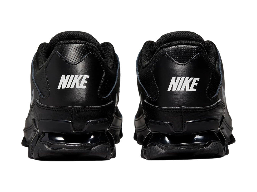 Tenis deportivos Nike Reax 8 TR en color negro con detalles blancos y suela amortiguada.