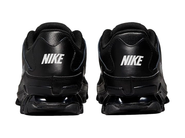 Tenis deportivos Nike Reax 8 TR en color negro con detalles blancos y suela amortiguada.