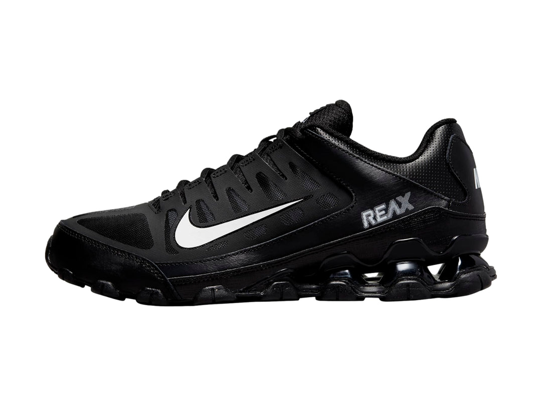 Tenis deportivos Nike Reax 8 TR en color negro con detalles blancos y suela amortiguada.