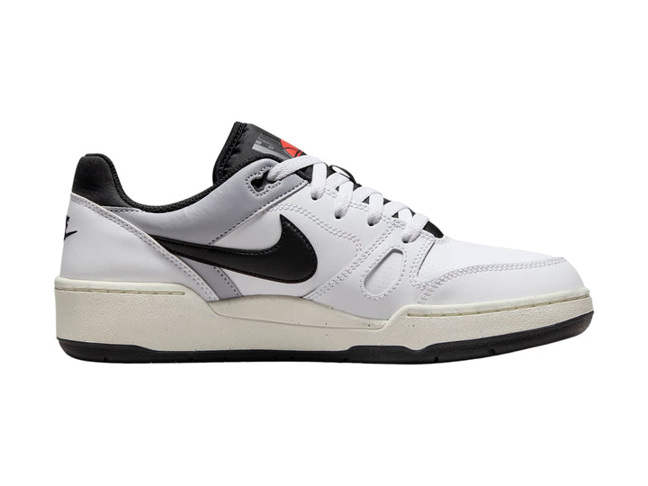 Tenis Nike Full Force Lo color blanco con detalles en negro y suela blanca y negra.