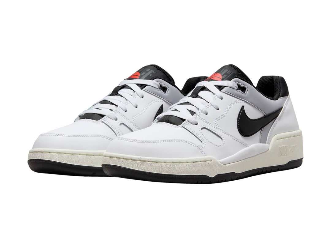 Tenis Nike Full Force Lo color blanco con detalles en negro y suela blanca y negra.