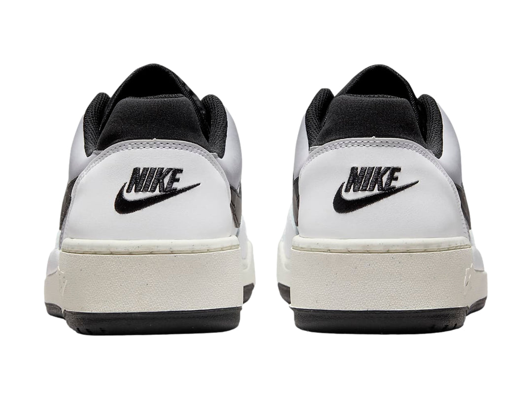 Tenis Nike Full Force Lo color blanco con detalles en negro y suela blanca y negra.