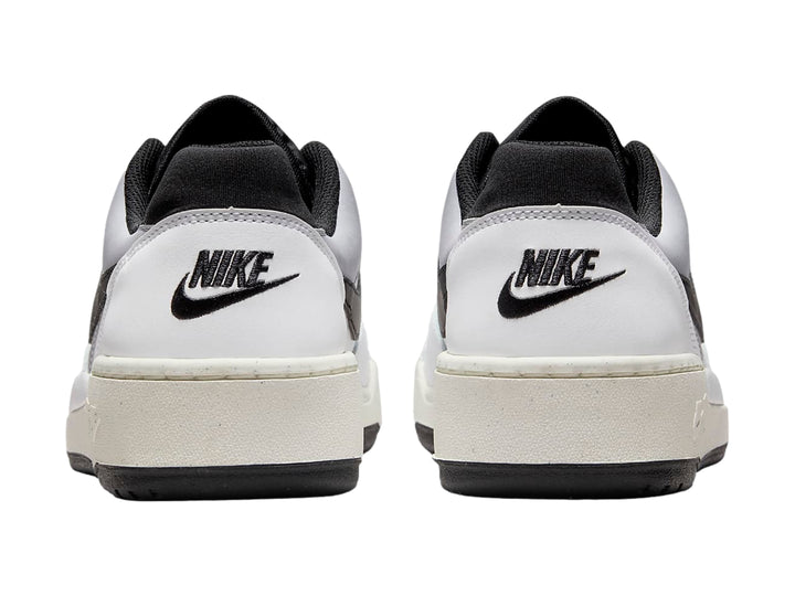 Tenis Nike Full Force Lo color blanco con detalles en negro y suela blanca y negra.
