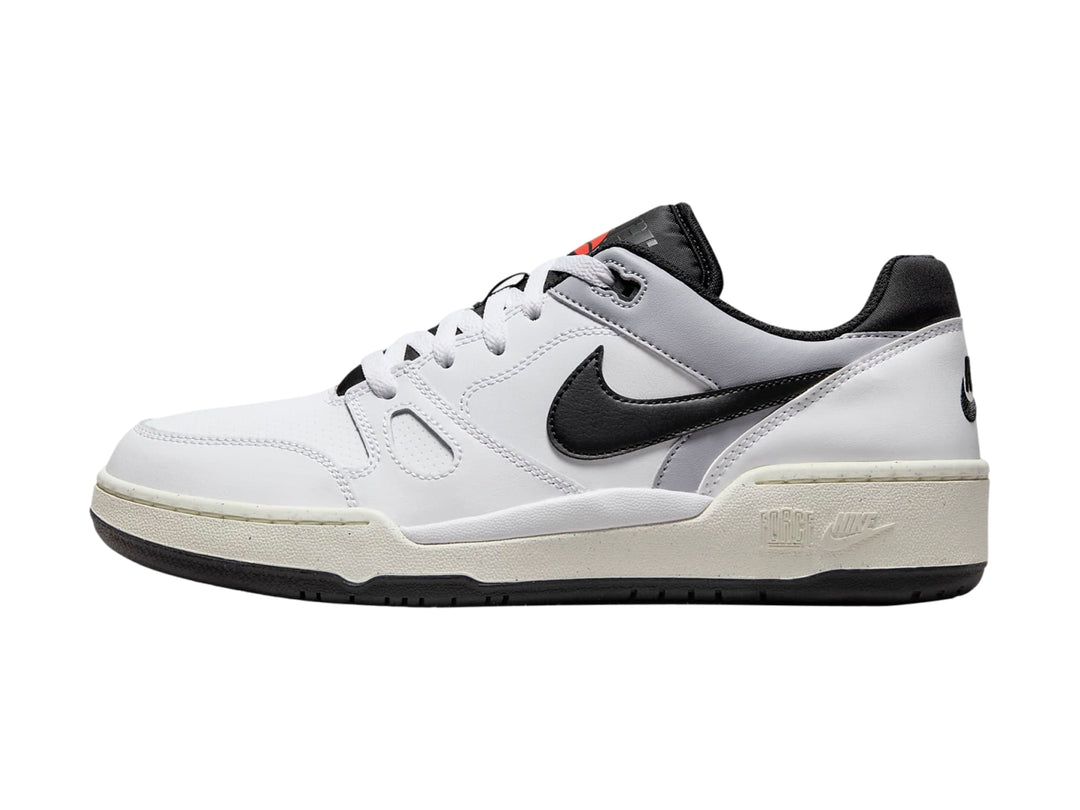 Tenis Nike Full Force Lo color blanco con detalles en negro y suela blanca y negra.