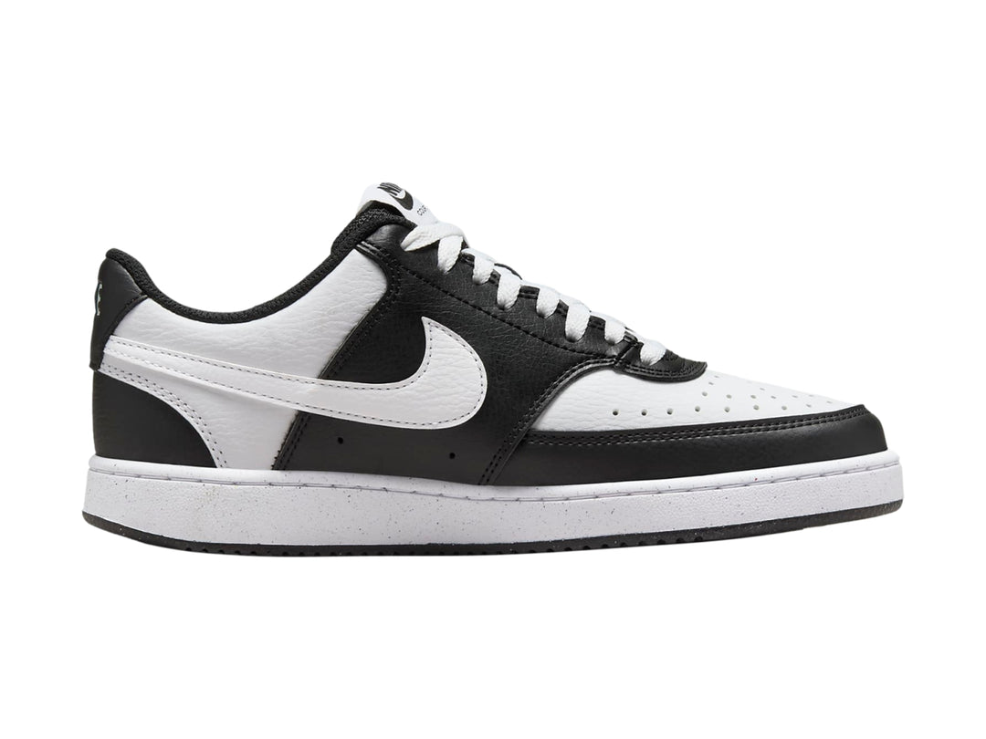 Tenis Nike Court Vision Low en colores blanco y negro con suela blanca.