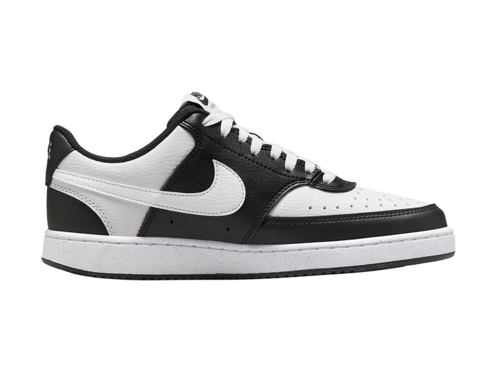 Tenis Nike Court Vision Low en colores blanco y negro con suela blanca.