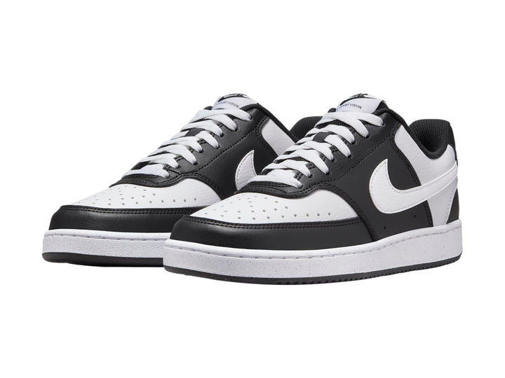 Tenis Nike Court Vision Low en colores blanco y negro con suela blanca.