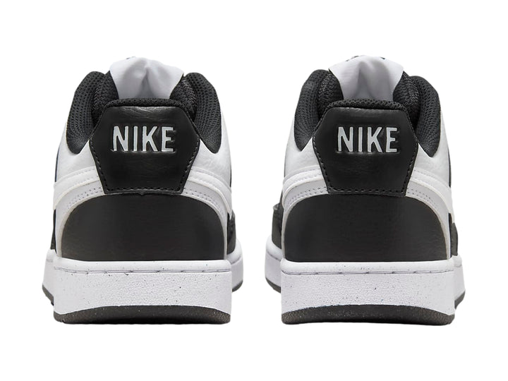 Tenis Nike Court Vision Low en colores blanco y negro con suela blanca.