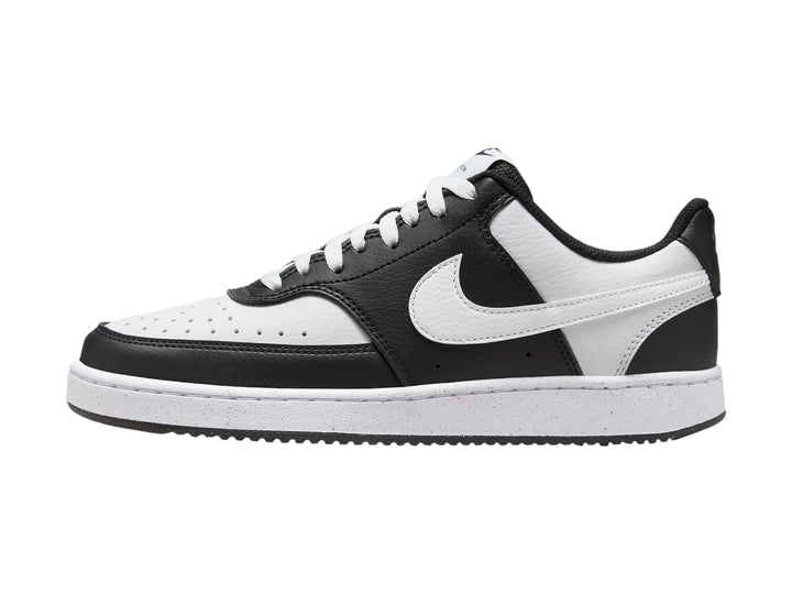Tenis Nike Court Vision Low en colores blanco y negro con suela blanca.