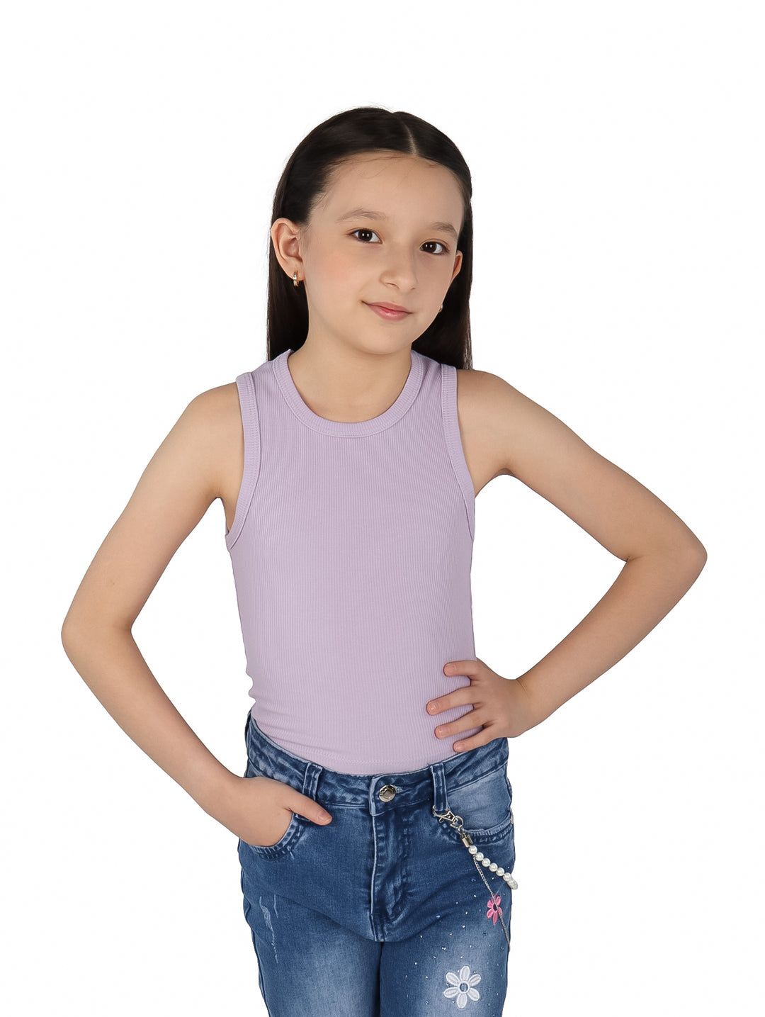Niña vistiendo blusa lila sin mangas y pantalones de mezclilla azules.