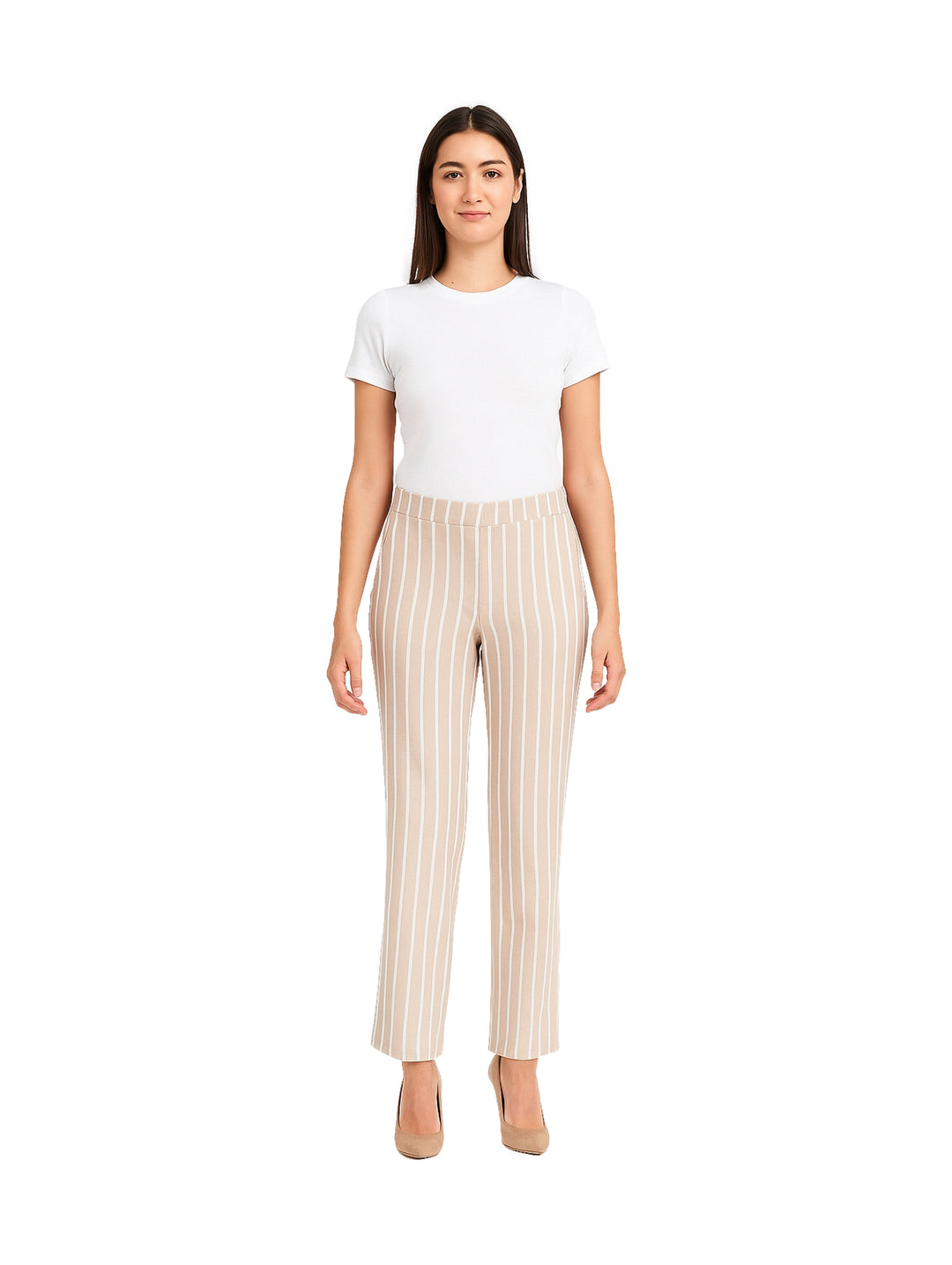 Mujer vistiendo un pantalón beige con rayas blancas verticales y una camiseta blanca.