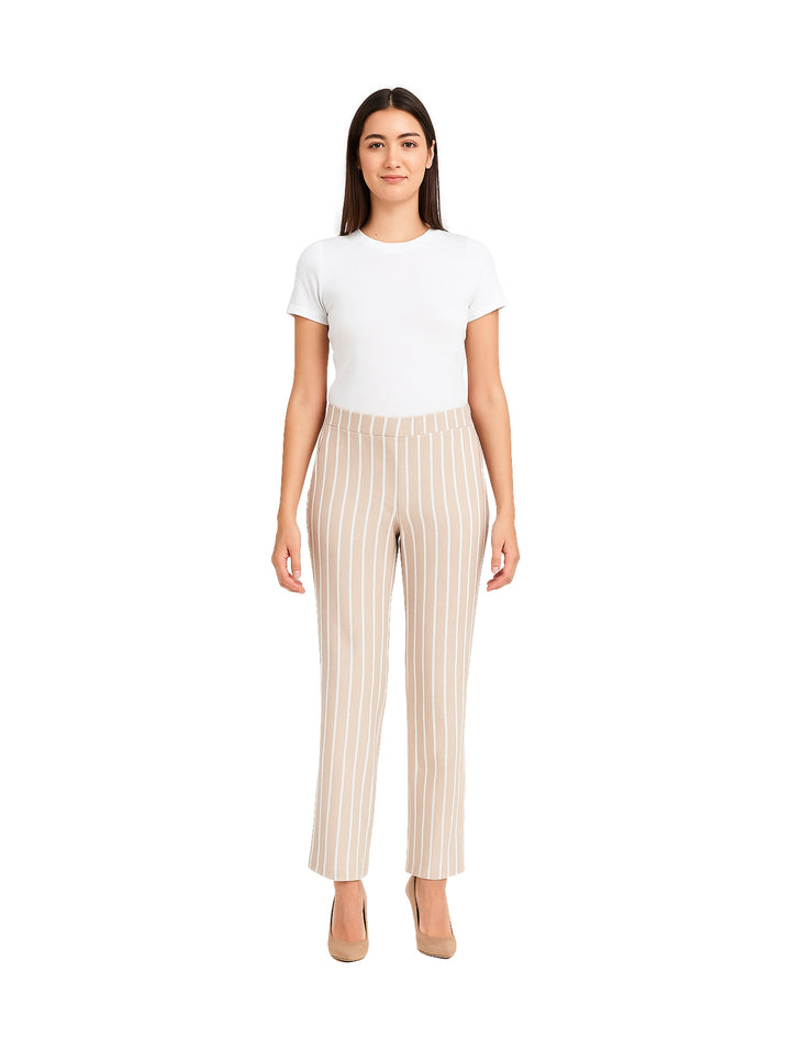 Mujer vistiendo un pantalón beige con rayas blancas verticales y una camiseta blanca.