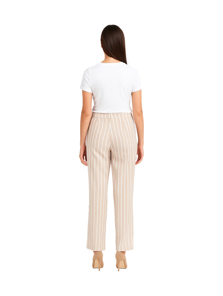 Mujer vistiendo un pantalón beige con rayas blancas verticales y una camiseta blanca.
