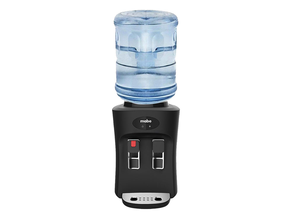 Enfriador de agua sobre mesa Mabe color negro con dos grifos y bandeja de goteo metálica.