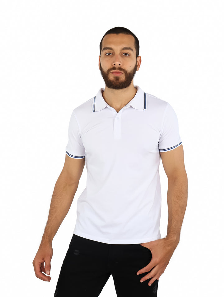 Hombre vistiendo playera polo blanca de manga corta con detalles azules en el cuello y los puños.