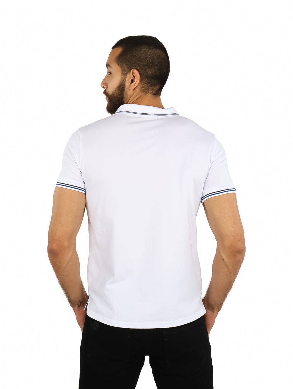 Hombre vistiendo playera polo blanca de manga corta con detalles azules en el cuello y los puños.