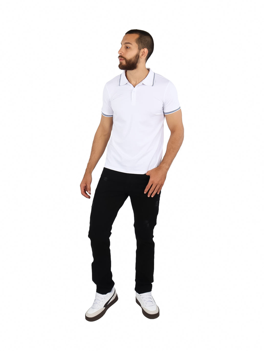 Hombre vistiendo playera polo blanca de manga corta con detalles azules en el cuello y los puños.