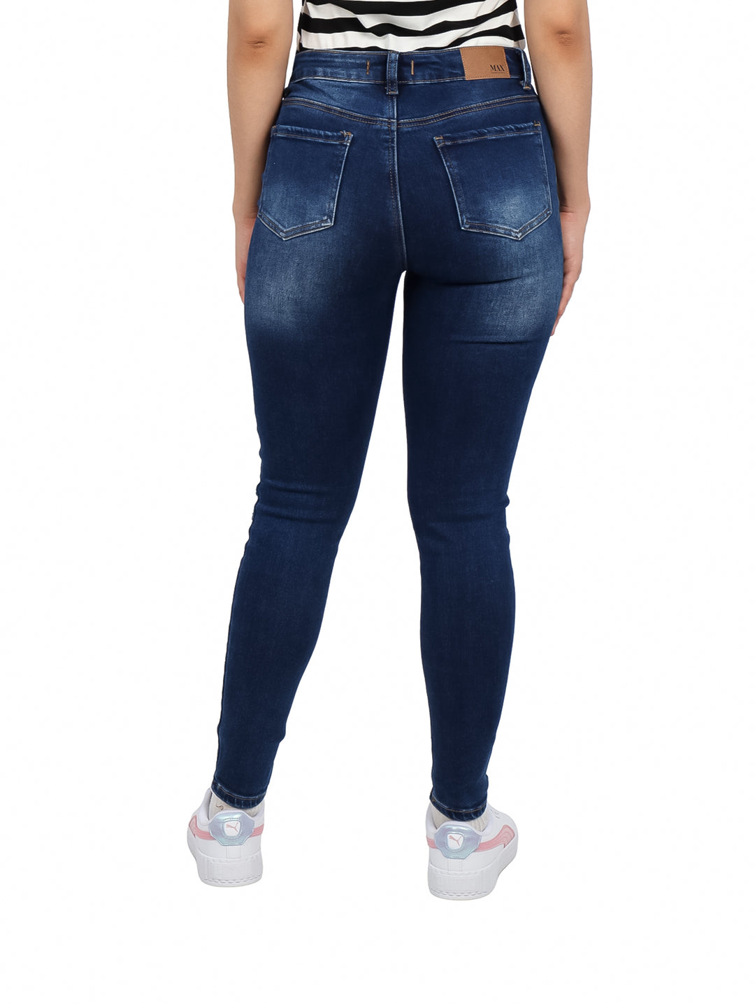 Jeans skinny color azul oscuro con efecto desgastado y roturas decorativas en las piernas.