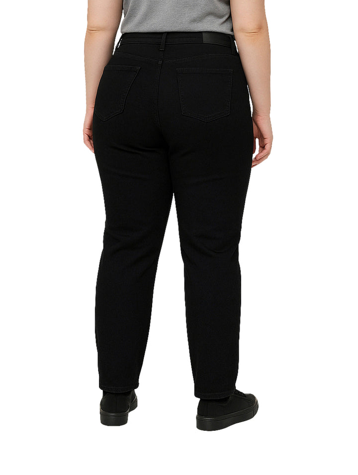 Pantalones negros de corte recto estilo straight fit para mujer.