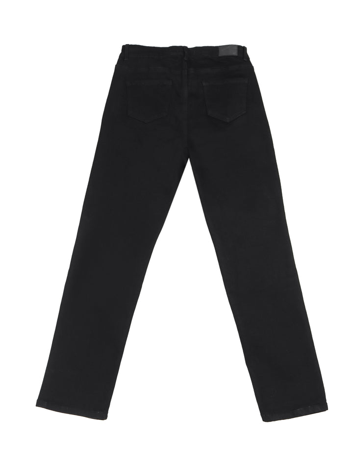 Pantalones negros de corte recto estilo straight fit para mujer.