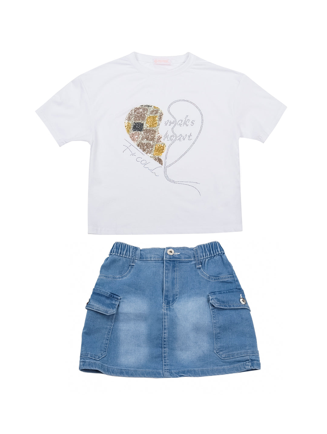 Conjunto para niña compuesto por una camiseta blanca con diseño de corazón brillante y una falda de mezclilla azul.