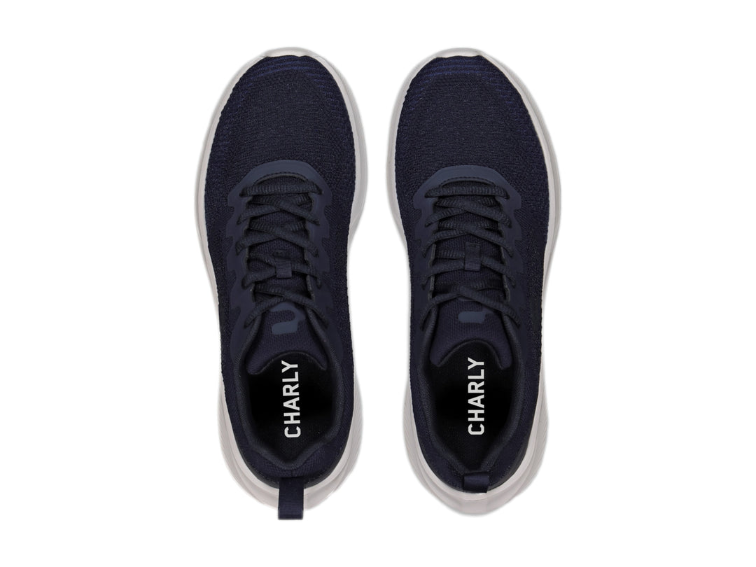 Tenis deportivos Charly color azul marino con suela blanca, vista lateral.