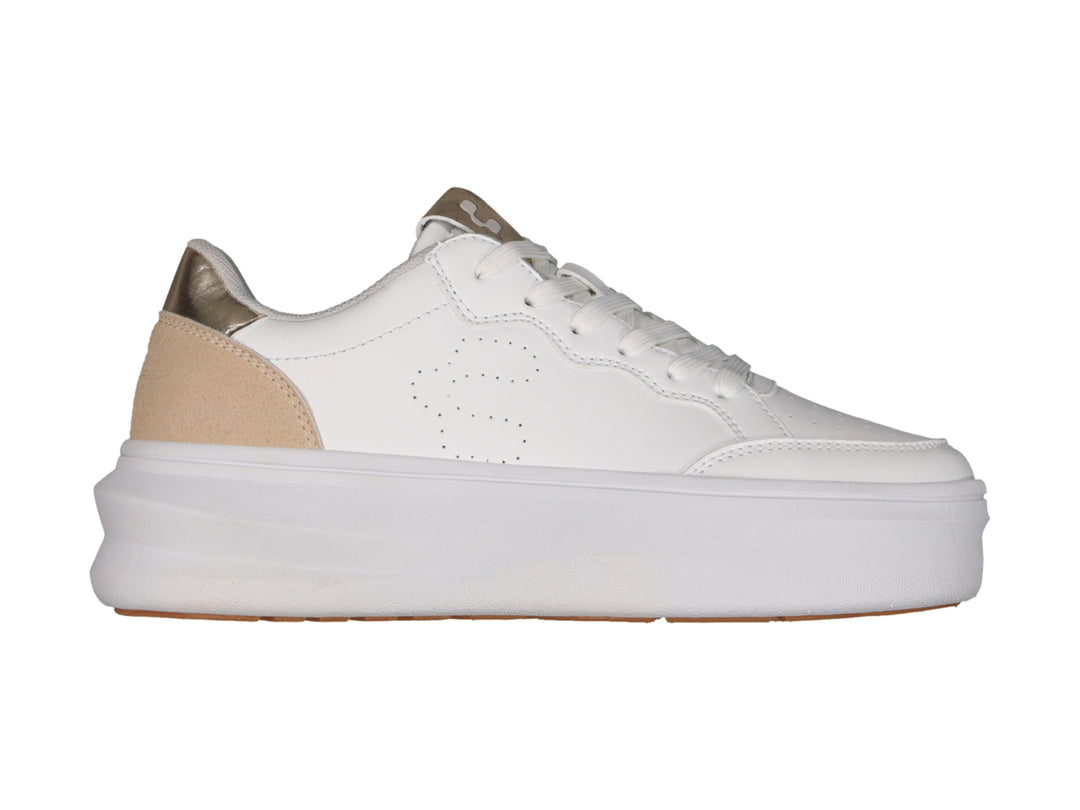 Tenis blancos de plataforma para mujer con detalles en beige y dorado en el talón y lengüeta.
