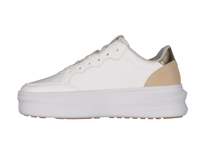 Tenis blancos de plataforma para mujer con detalles en beige y dorado en el talón y lengüeta.